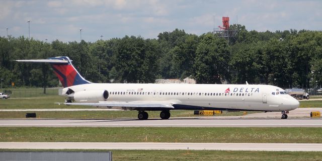 McDonnell Douglas MD-88 (N951DL) - Reversing on 10L.