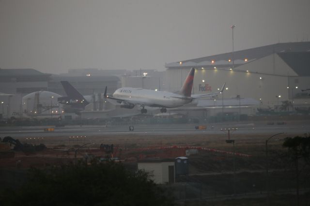 Boeing 737-800 (N3736C)