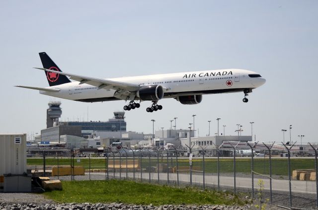 Boeing 777-200 (C-FJZS)