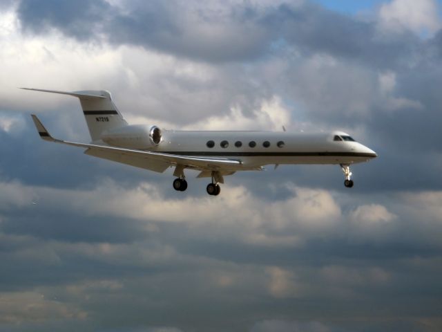 Gulfstream Aerospace Gulfstream IV (N721S) - Landing on a windy day.