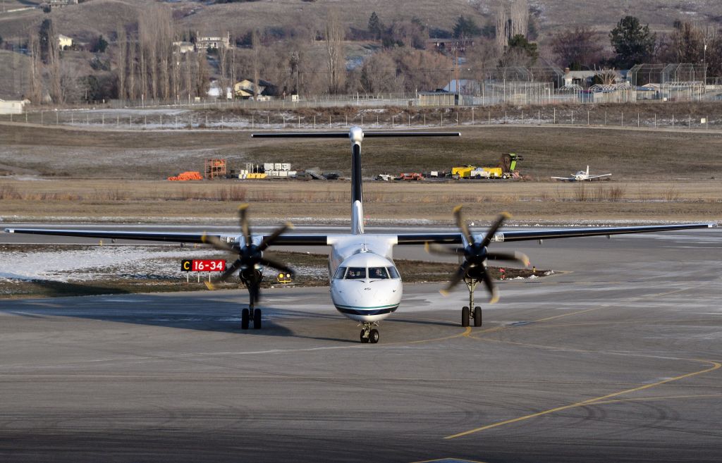 de Havilland Dash 8-400 (N451QX)