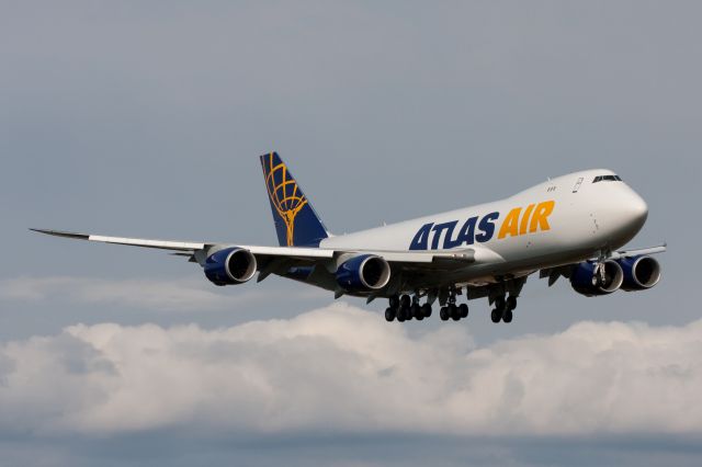 BOEING 747-8 (N852GT) - Atlas Air 747-8F landing at Paine Field.