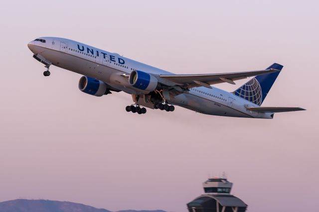 Boeing 777-200 (N778UA) - 25th January, 2024: Rising up into the Sunset from runway 25L at LAX 