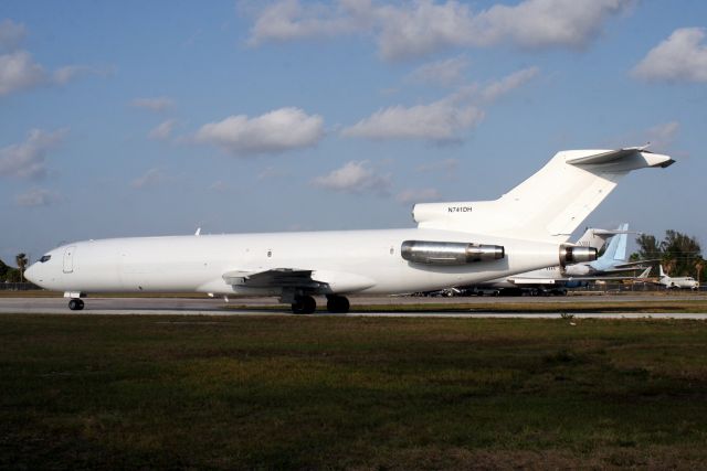 BOEING 727-200 (N741DH) - 07-Apr-11