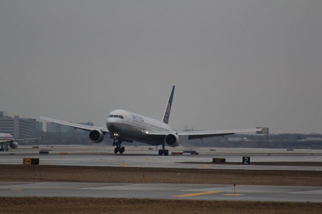 BOEING 767-300 (N652UA)