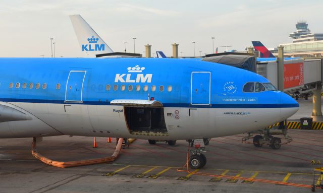 Airbus A330-200 (PH-AOB) - KLM Airbus A330-203 PH-AOB in Amsterdam 