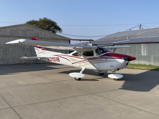 Cessna Skylane (N21518)