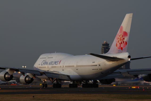 Boeing 747-400 (B-18211)