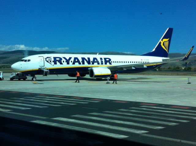 Boeing 737-800 (EI-EVB) - Aereoporto di Comiso 18.8.15 ore 15.40 - Aereo appena atterrato