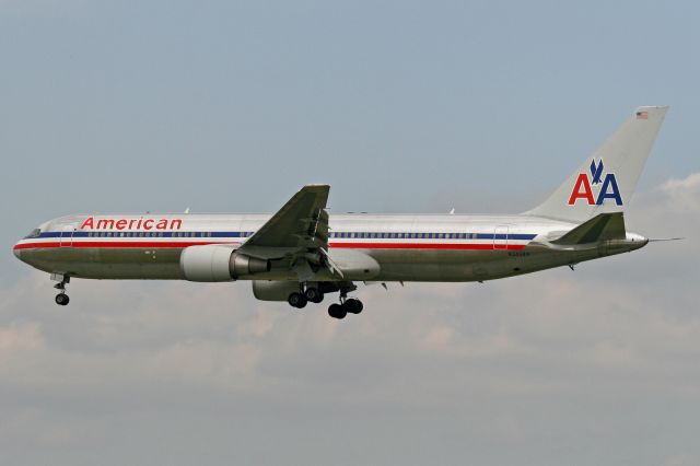 BOEING 767-300 (N343AN)