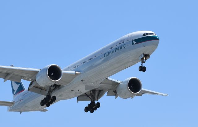 BOEING 777-300 (B-KQI) - Cathay 773 up close