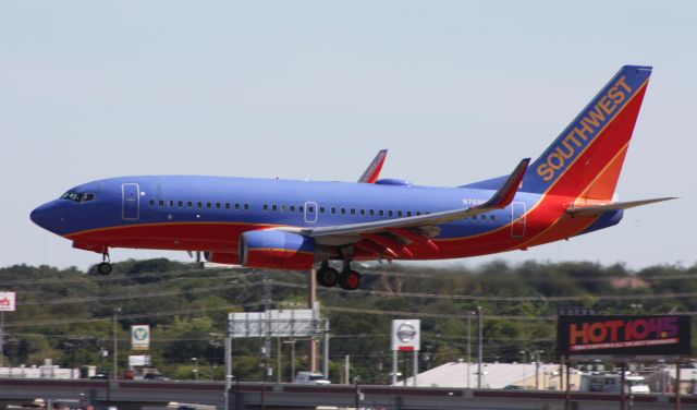 Boeing 737-700 (N769SW) - Landing on Runway 4.