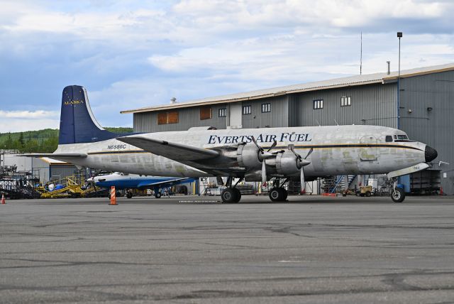 Douglas DC-6 (N6586C)