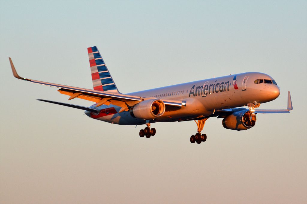 Boeing 757-200 (N204UW)