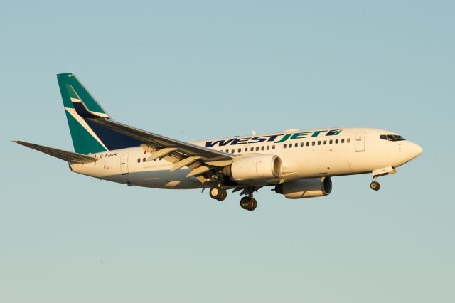 Boeing 737-700 (C-FIWS)