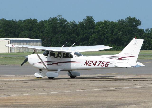 Cessna Skyhawk (N24756) - At Downtown Shreveport.