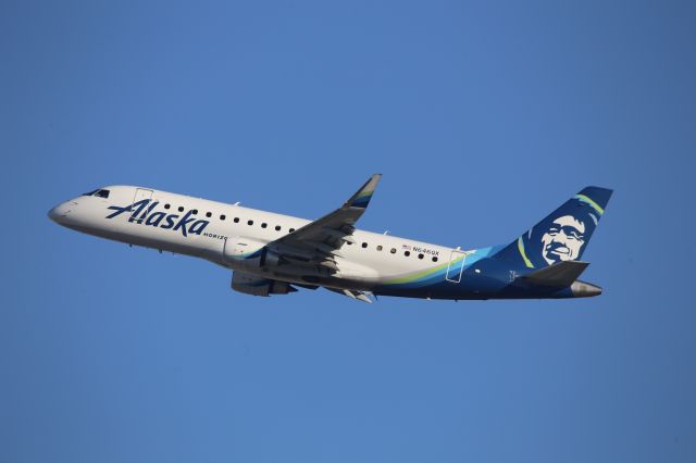 EMBRAER 175 (long wing) (N646QX)