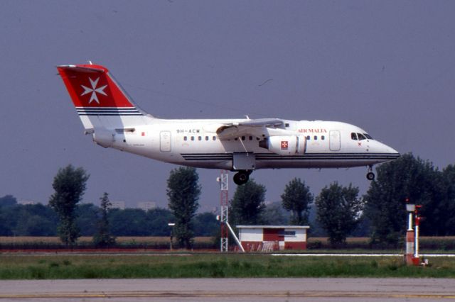 Avro Avroliner (RJ-70) (9H-ACM)