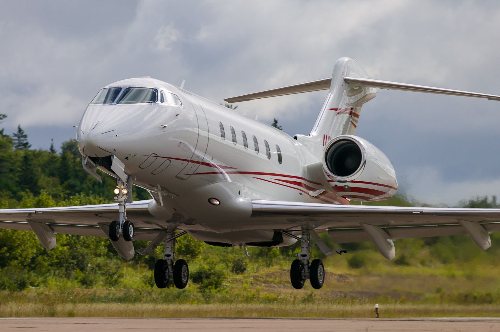 Bombardier Challenger 300 (N2425)