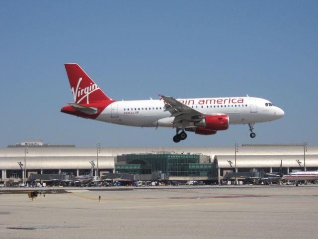 Airbus A319 (N524VA) - Landing on RWY 19R