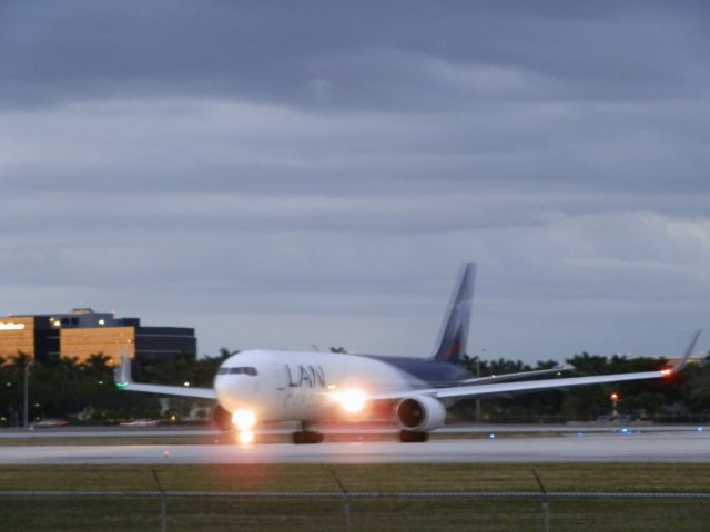 BOEING 767-300 (N524LA)