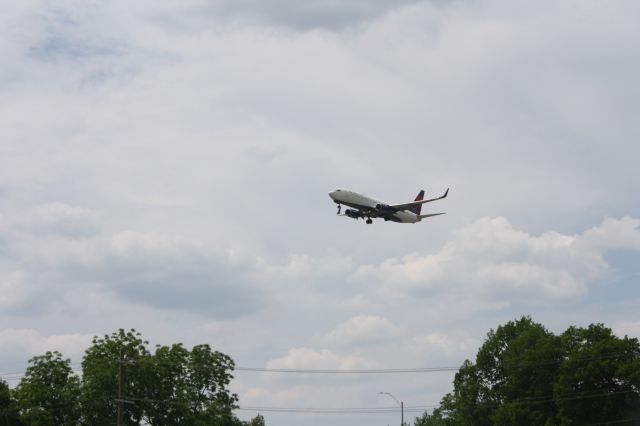 Boeing 737-800 (N3739P) - A beautiful shot of a delta 737 Landing on 17L.