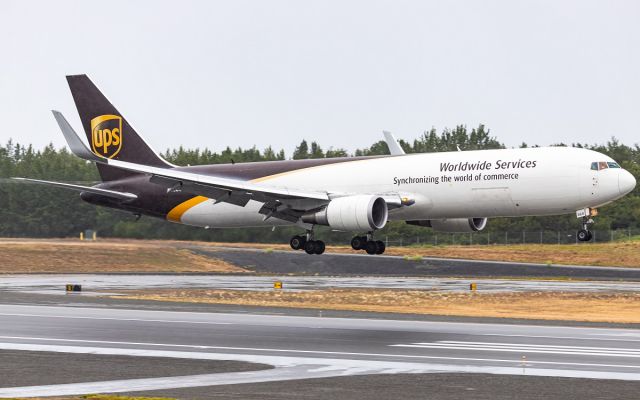 BOEING 767-300 (N360UP)