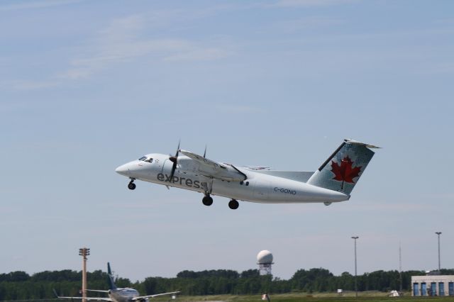 de Havilland Dash 8-100 (C-GONO) - Leaving Montreal-Trudeau