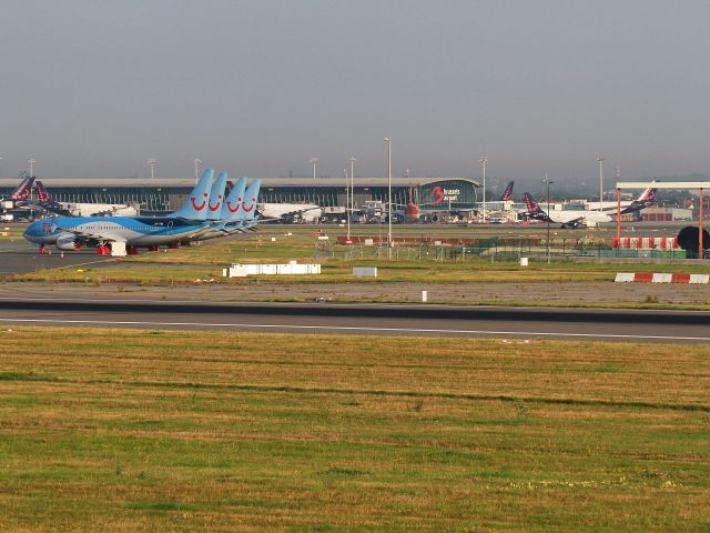 — — - Vu de l'aéroport de la passerelle spotter 07R-25L.br /Airport view bridge spotter 07R-25L.