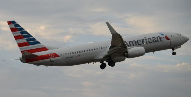 Boeing 737-800 (N950NN) - N950NN starting to retract the gear after departing runway 20R at KSNA