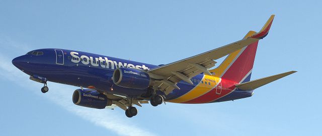 Boeing 737-700 (N7882B)