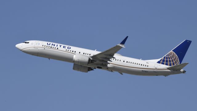 Boeing 737 MAX 9 (N37507) - Departing LAX on 25R