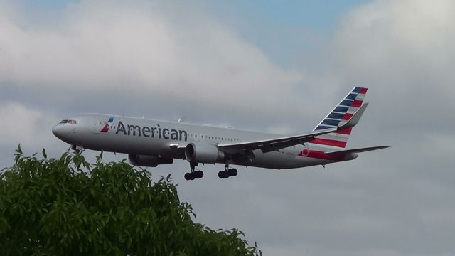 BOEING 767-300 (N386AA) - Aeronave aproximando do Aeroporto Internacional Tancredo Neves.