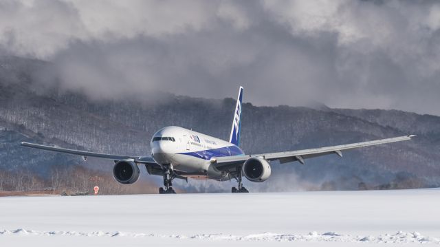 Boeing 777-200 (JA705A) - All Nippon Airways / Boeing 777-281br /Jan.10.2016 Hakodate Airport [HKD/RJCH] JAPAN