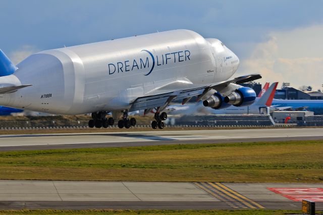 Boeing 747-400 (N718BA) - Dreamlifter KPAE