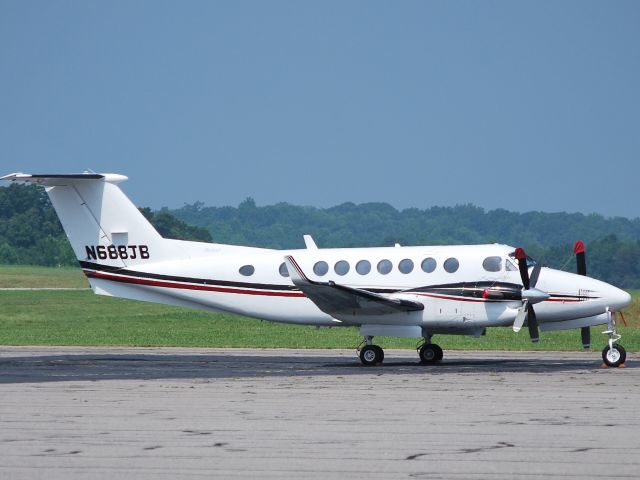 Beechcraft Super King Air 350 (N688JB) - 6/18/09