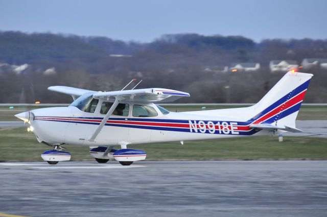 Cessna Skyhawk (N9918E) - Seen at KFDK on 12/12/2009.      a href=http://discussions.flightaware.com/profile.php?mode=viewprofile&u=269247  [ concord977 profile ]/a