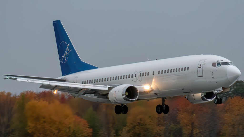BOEING 737-400 (N458CW) - Swift Air (iAero Airways) Boeing 737-400 landing on runway 19 from a short hop from Atlantic City.