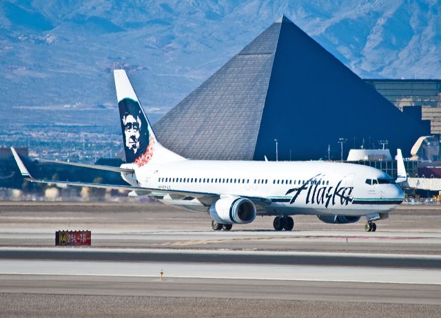 Boeing 737-800 (N568AS)