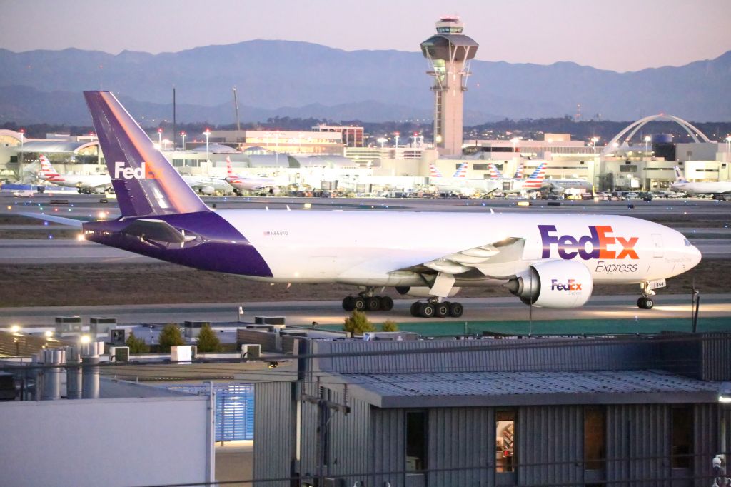 BOEING 777-200LR (N854FD)