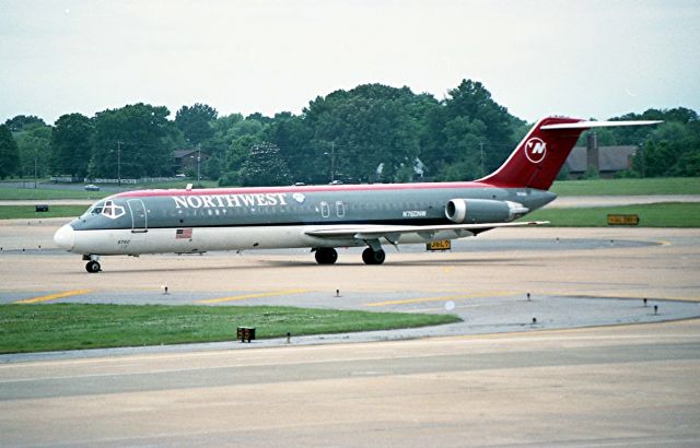 McDonnell Douglas DC-9-40 (N760NW)