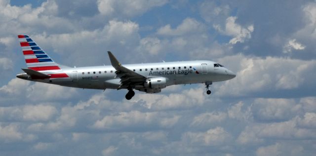 Embraer 175 (N433YX) - On final is this 2014 American Airlines Eagle Embraer 175LR in the Spring of 2021.