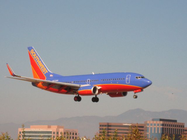 Boeing 737-700 (N272WN) - Landing on RWY 19R