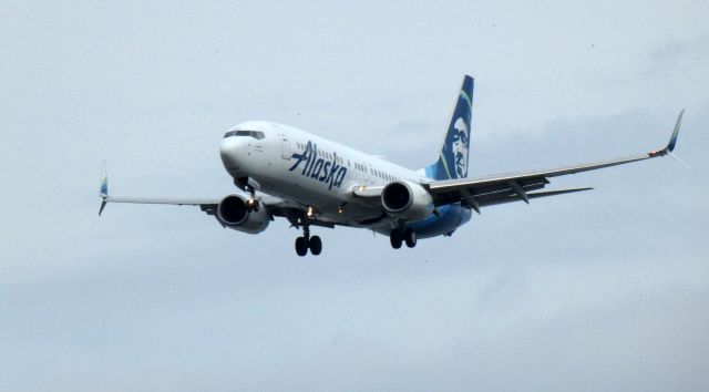 Boeing 737-800 (N577AS) - On final is this 2007 Alaska Airlines Boeing 737-890 in the Autumn of 2020.