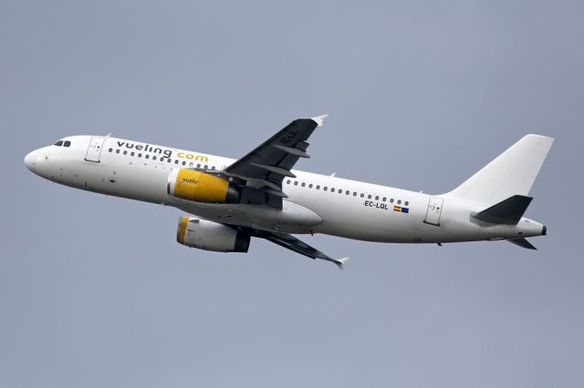 Airbus A320 (EC-LQL) - Some mongrel nacelles on this plain clothes Vueling flight departing to Barcelona.