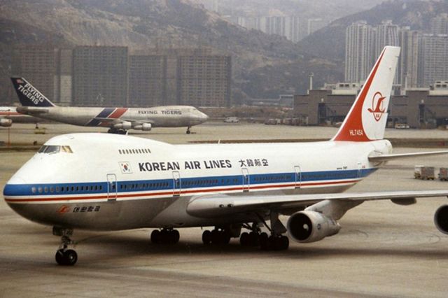 Boeing 747-200 (HL7454) - scanned from postcard