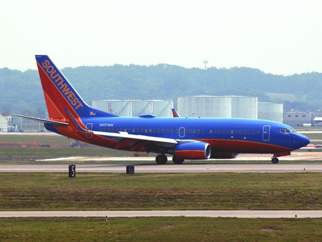 Boeing 737-700 (N937WN) - Landing 20R on 5/19/2013