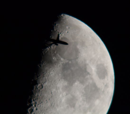 Boeing 737-800 (N26226) - Flight 225  Boeing  737-8 Washington, DC to San Francisco, CA just southwest of Cleveland at 32,000 ft. passing moon.  11:21 pm 06/20/18.