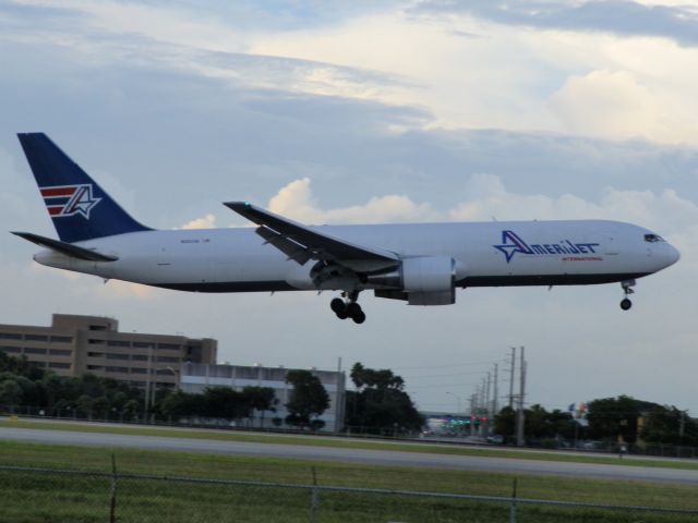 BOEING 767-300 (N316CM)