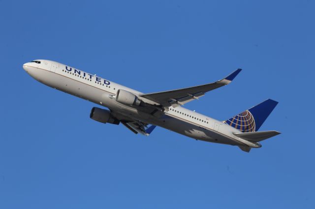 BOEING 767-300 (N673UA)
